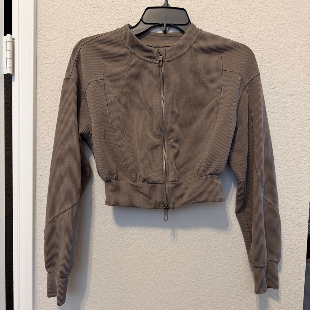 Lululemon women’s ribbed softstreme cropped jacket size 2